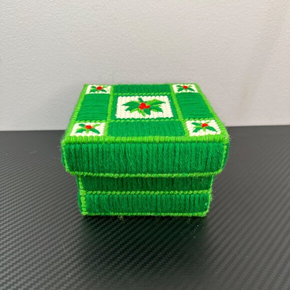Handmade Green Yarn Coaster Set & Box Container Christmas Berries Holly - Picture 3 of 7